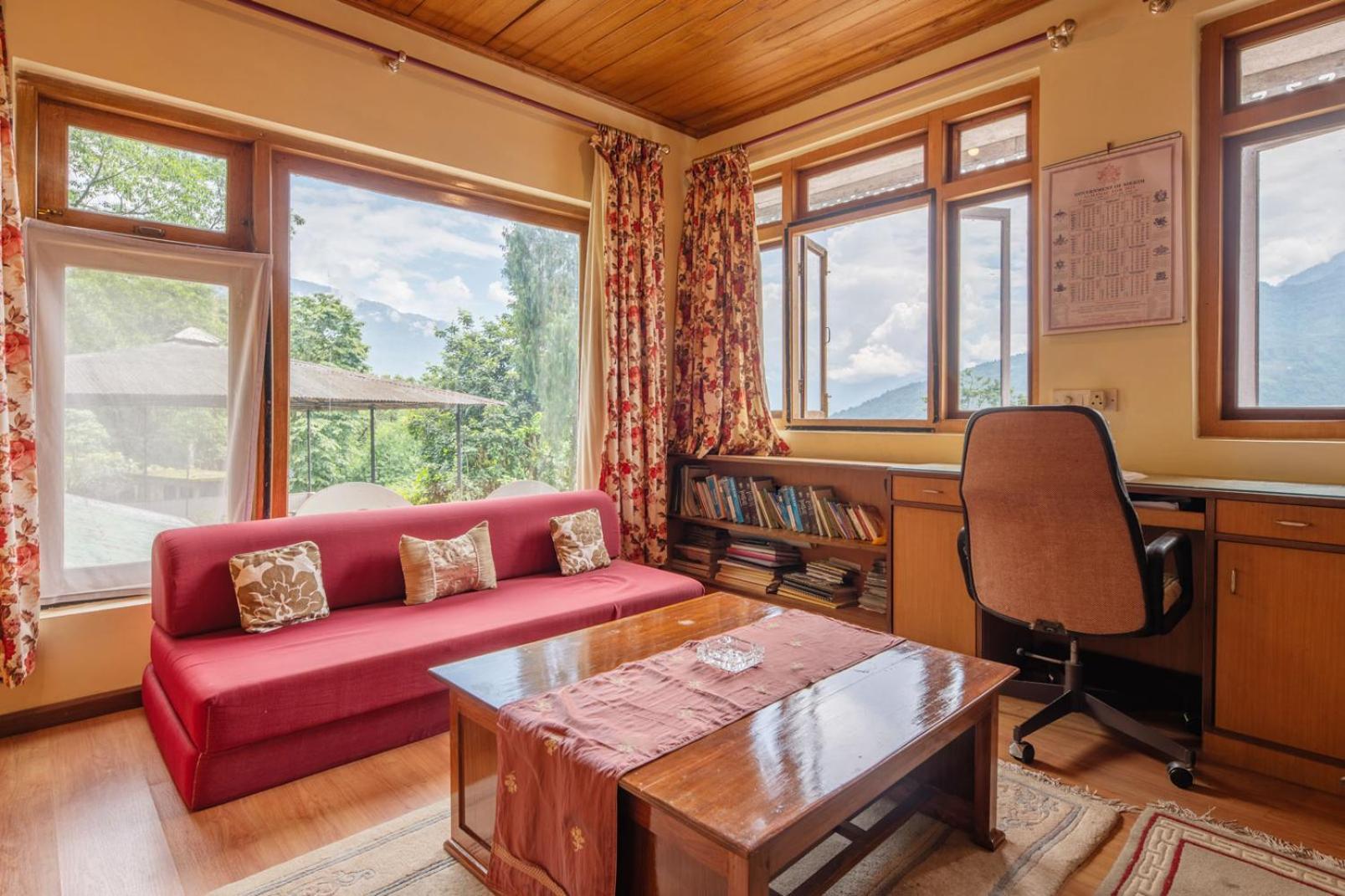 La Ipsing Farm By Stayvista - 3 Bhk Villa With Balcony, Mountain View, Indoor Games, And Pet Friendly Samdong 외부 사진